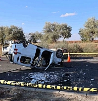 Refüje çarpan araç takla attı: 1 ölü, 2 yaralı