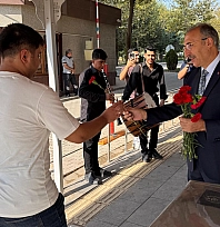 Rektör Prof. Dr. Göktaş öğrencileri çiçeklerle karşıladı