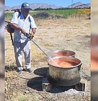 Salçayı ot biçme makinesi ile karıştırdı