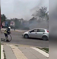 Seyir halindeki otomobil alev aldı: itfaiye yetişti