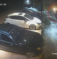 Seyir halindeki otomobil, park halindeki araca ok gibi saplandı
