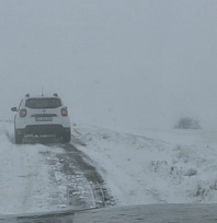 Sivrice'de kar nedeniyle mahsur kalan araç kurtarıldı