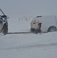 Sivrice'de mahsur kalan araçlar kurtarıldı
