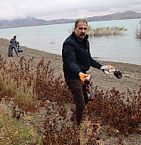 'Sivrice Hazar Gölü Nefes Alsın' sloganıyla üniversitelilerden anlamlı temizlik projesi