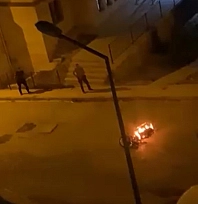 Sokak ortasında motosikletini ateşe verdi