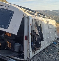Tarım işçilerini taşıyan minibüs devrildi: 19 yaralı