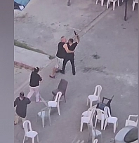 Taziye evinde husumetlilerini tabancayla kovaladı