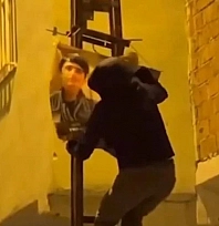Terör örgütü mensuplarının posterini asan 4 kişi gözaltına alındı
