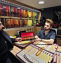 Tespih tutkusu sınır tanımadı: 1 milyon 600 bin liralık osmanlı kehribarı aldı