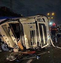 Tır dehşeti: Sürücü aracın altında kaldı