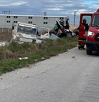 Tır demir yüklü kamyona çarptı: 1 ölü, 1 yaralı