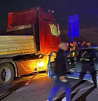 Tır otomobille çarpıştı: 2 yaralı