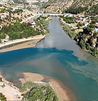 Tunceli'de iki nehir, yağış sonrası iki farklı renge büründü