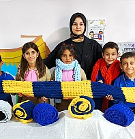 Tunceli'de Öğrenciler kendi atkılarını örerek kışa hazırlanıyor