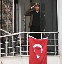 Tunceli'de Şehit Astsubay Karaca için 14 yaşındaki Yunus Emre'den saygı duruşu