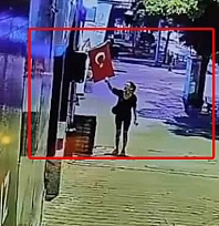 Türk bayrağını çakmakla ateşe verdi: Savunması pes dedirtti