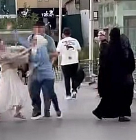 Üst geçitte kadın dehşeti: Saçından tutup yerde sürükledi