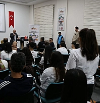 Vali Hatipoğlu, Öğrencilerle İpekyolu Merkezi'nde Bir Araya Geldi