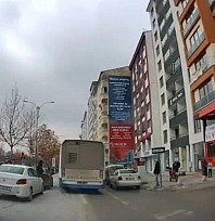 Valilik Karşısında 3 Araç Birbirine Girdi