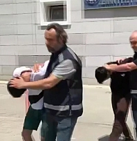'Vatandaşlık vereceğiz' yalanıyla altınlarını aldılar