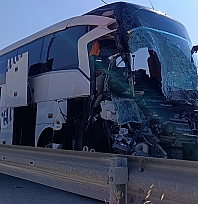 Yolcu otobüsü kamyonete çarptı: 1 ölü, 15 yaralı