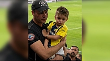 Bakan Çiftçi'den Fenerbahçe formalı çocuğu koruyan polise övgü