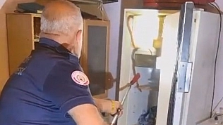 Elazığ'da Buzdolabının içerisine giren yılanı itfaiye ekipleri çıkardı