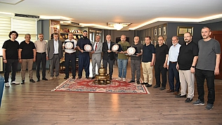 Elazığ Ticaret Borsası'nda emek veren meclis üyelerine teşekkür plaketi