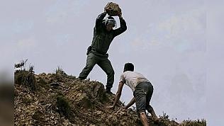 Göçmen krizinde taşlı müdahale tepki çekti
