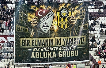 Abluka Grubu'ndan anlamlı pankart: 'Bir elmanın iki yarısıyız'