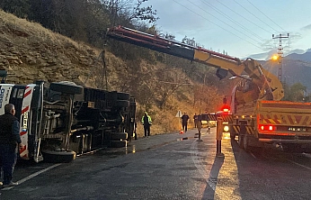 Elazığ'a seyir halindeki canlı hayvan yüklü çekici Erzincan'da devrildi: 2 hayvan yaralandı