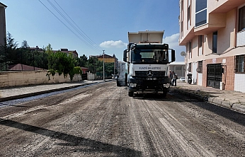 Elazığ Belediyesi, İcadiye Mahallesi'ndeki 20 sokak 1 caddenin yollarını yeniledi