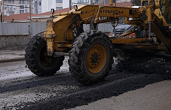 Elazığ Belediyesi, kar sonrası cadde ve sokaklarda asfalt yama çalışması başlattı