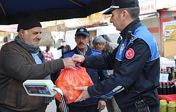 Elazığ Belediyesi zabıta ekipleri, sahada yoğun mesai harcıyor
