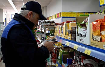Elazığ Belediyesi Zabıta ekiplerinden zincir marketlere denetim