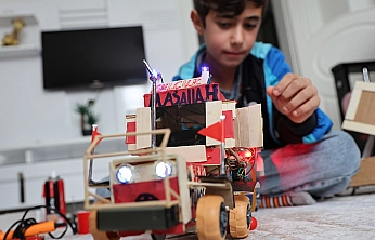 Elazığ'da 12 yaşındaki Selçuk'tan geri dönüşümle traktör maketi