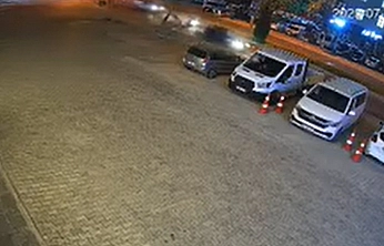 Elazığ'da 2 kişinin yaralandığı kaza anı, güvenlik kamerasına yansıdı