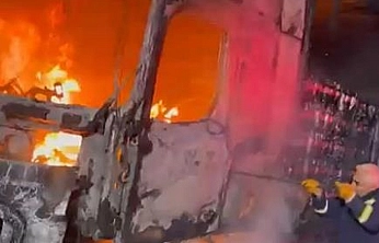 Elazığ'da alevlere teslim olan tır küle döndü