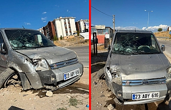 Elazığ'da araç kaldırıma çarptı: 1 yaralı