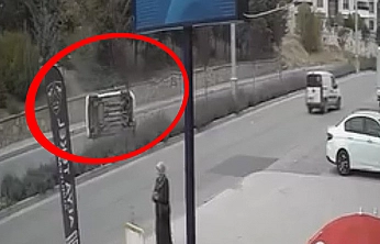 Elazığ'da araç yan yattı o anlar kamerada