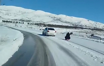 Elazığ'da araca bağladığı kızağı metrelerce çekti