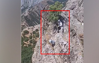 Elazığ'da arıcıların ilginç yöntemi: Kovanları kayaya astılar
