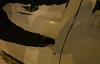 Elazığ'da aşırı soğuktan araçların kapıları dondu