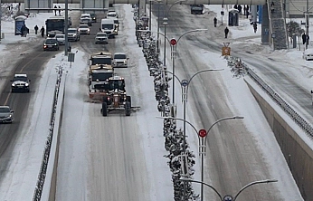 Elazığ'da belediye ekipleri, karla mücadelesini aralıksız sürdürüyor