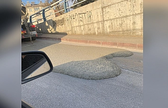 Elazığ'da beton mikseri asfalt yola beton döktü