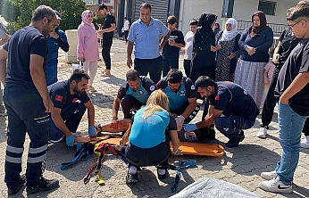 Elazığ'da bisiklet otomobile çarptı, 3 çocuk hastanelik oldu