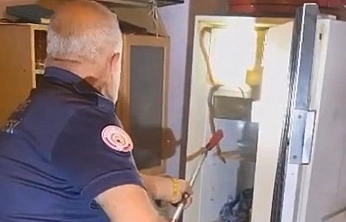 Elazığ'da Buzdolabının içerisine giren yılanı itfaiye ekipleri çıkardı