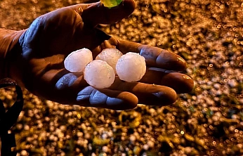 Elazığ'da ceviz büyüklüğünde dolu yağdı