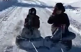 Elazığ'da çocuklar kar keyfini lastiklerle çıkardı