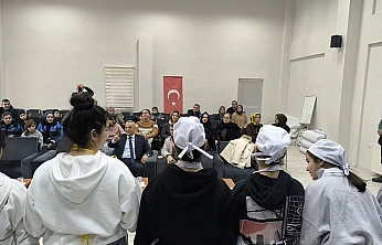 Elazığ'da çocuklar yemek yarışmasında hünerlerini sergiledi